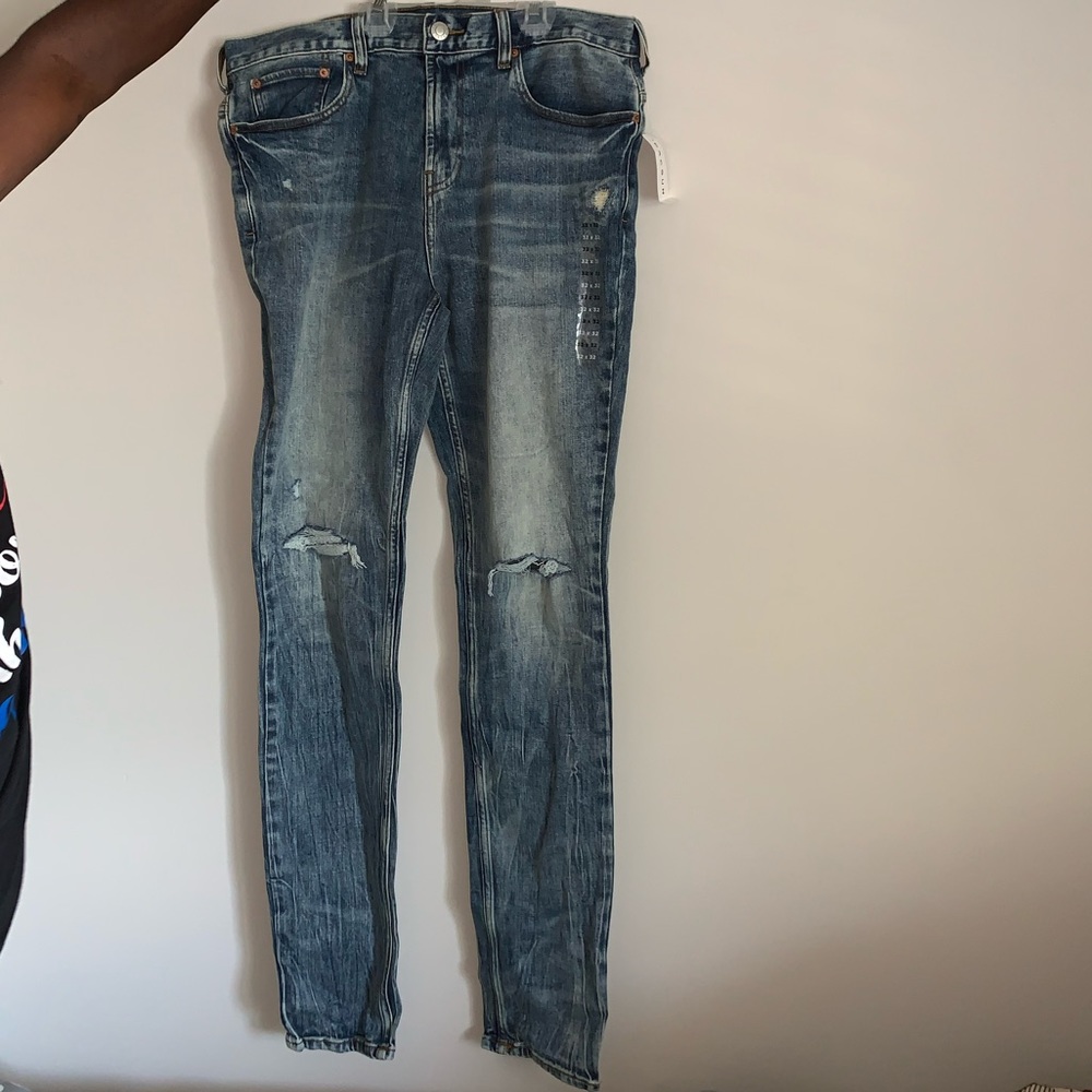 Men’s distressed jeans